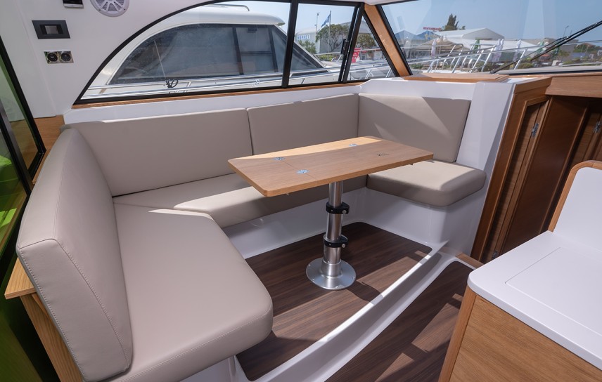 Adriana 44 Fly boat interijer