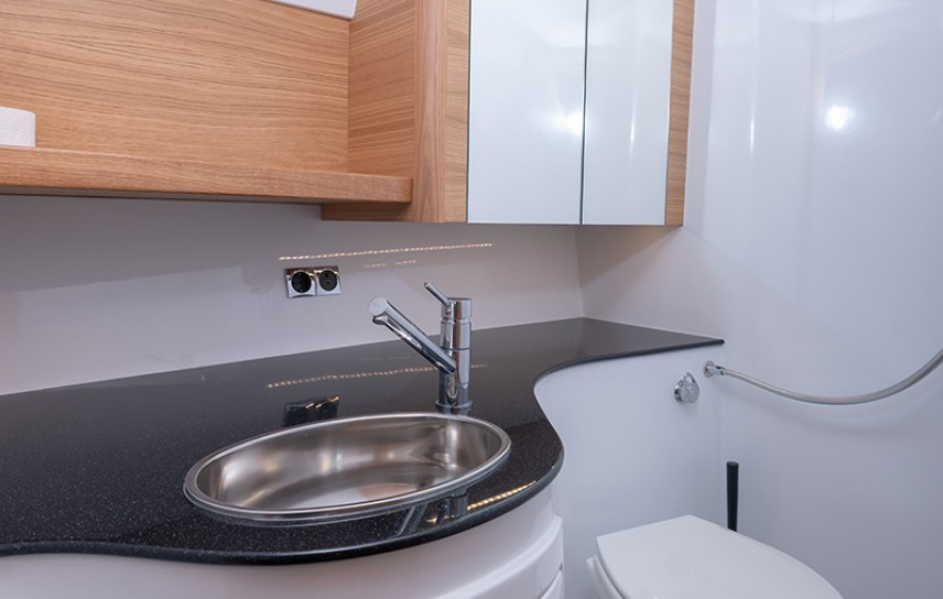 Adriana 44 Fly boat interijer